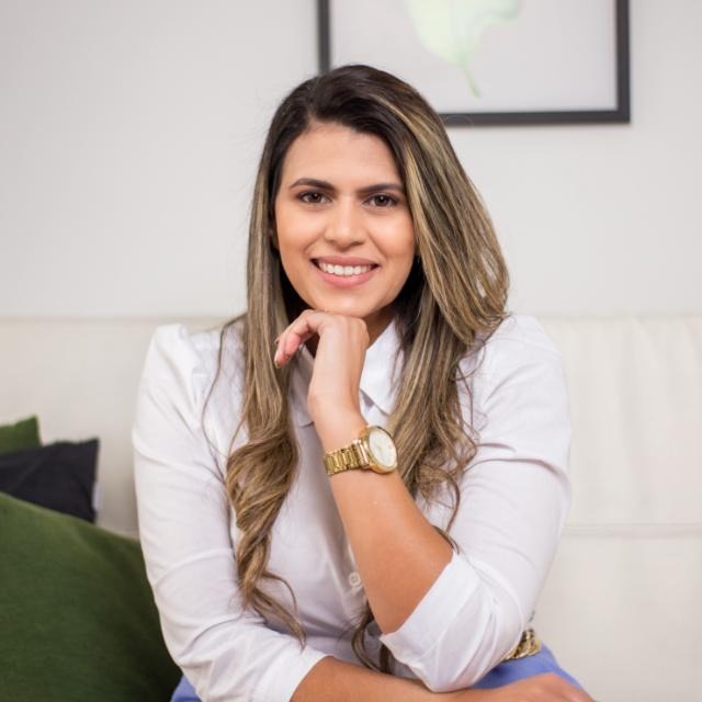 Foto da Dra. Daniela Feijó
